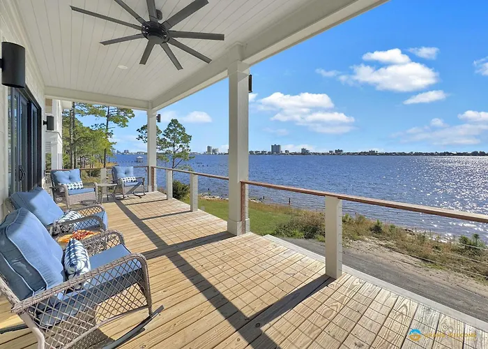 Waterfront Luxury For 10 Pool Fireplace Holiday home