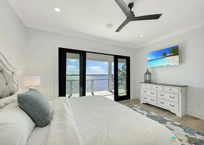 Waterfront Luxury For 10 Pool Fireplace Holiday home