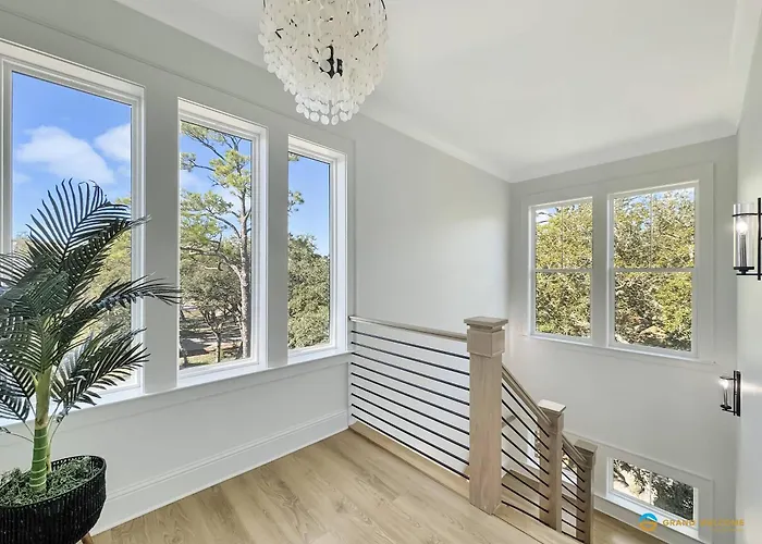 Waterfront Luxury For 10 Pool Fireplace Holiday home *