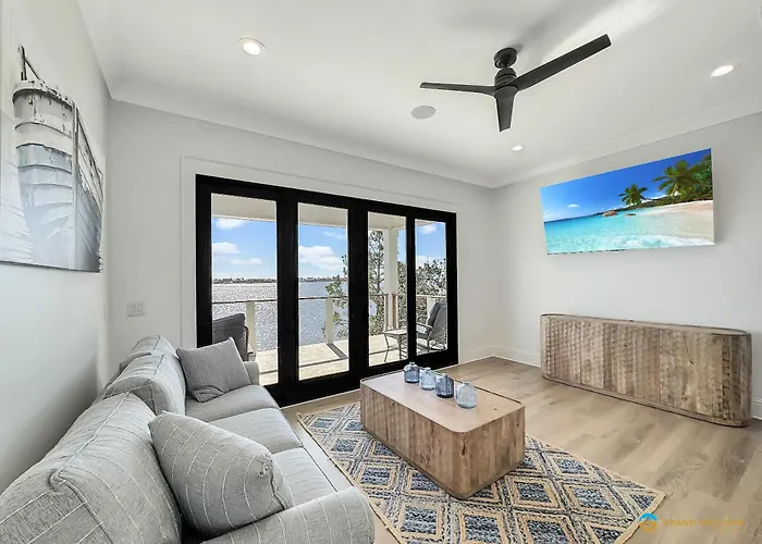 Waterfront Luxury For 10 Pool Fireplace Holiday home