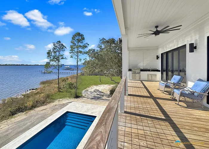 Waterfront Luxury For 10 Pool Fireplace Holiday home