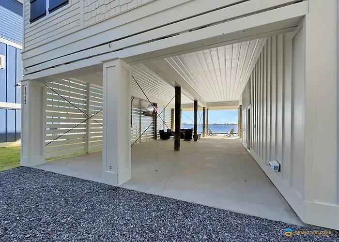 Waterfront Luxury For 10 Pool Fireplace
