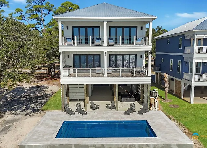 Waterfront Luxury For 10 Pool Fireplace Holiday home *